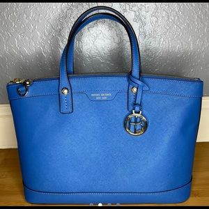 Henry  Bendel purse blue in very good condition